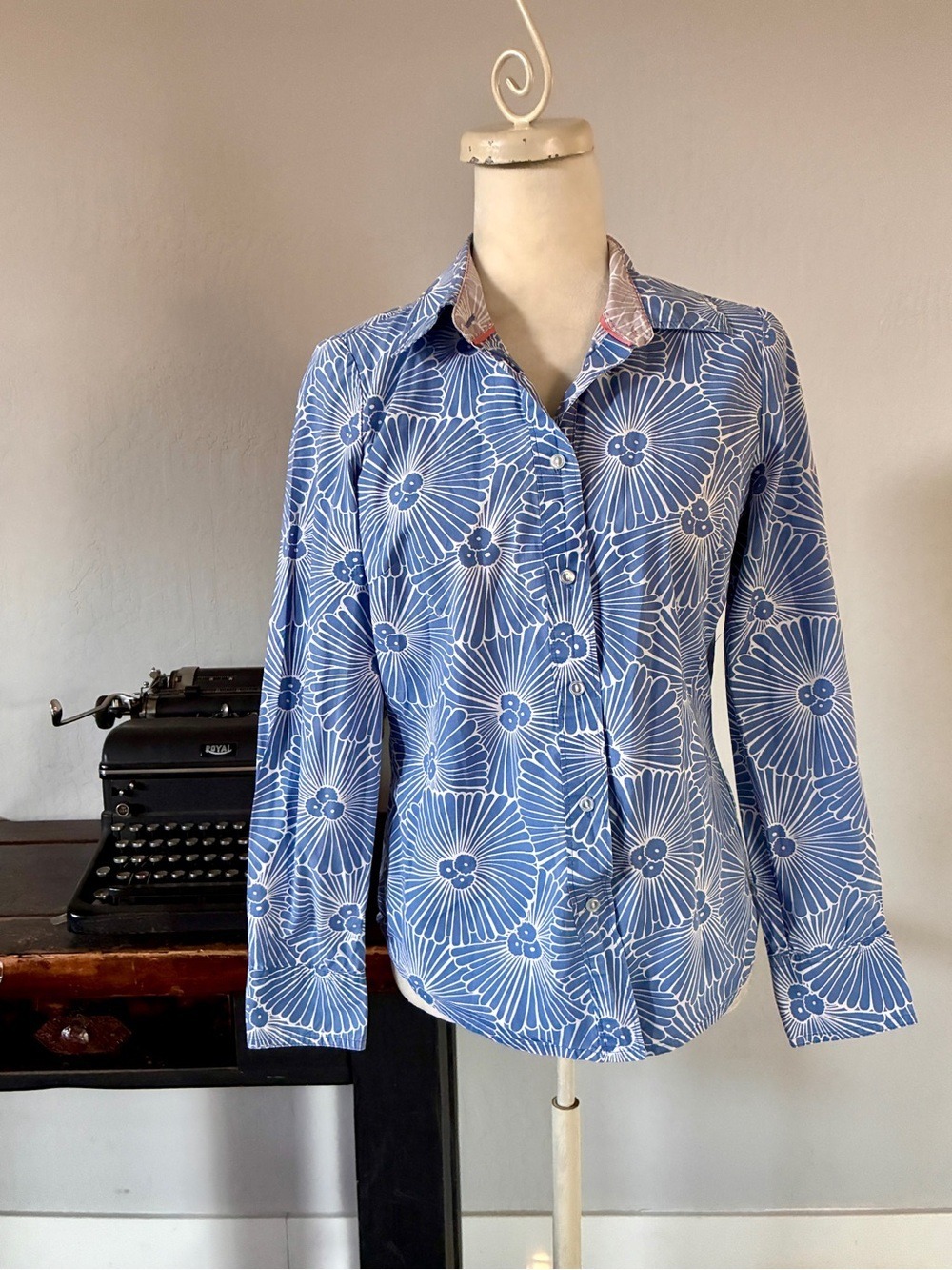 Boden Blue Floral Chrysanthemum Button Down Shirt - Size 4